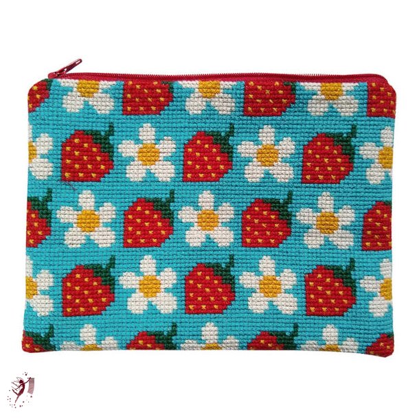 71-0516 Strawberry fields clutch 21x15 cm